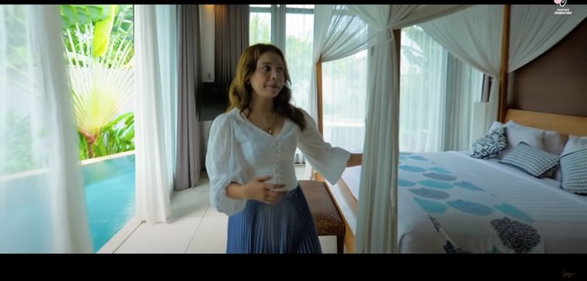 Beginilah penampakan kamar Rossa yang memiliki pintu-pintu kaca. Jika pintu-pintu kaca tersebut dibuka maka akan langsung memberikan akses ke kolam renang di villanya. Foto: YouTube/Rossa Official