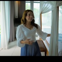 Beginilah penampakan kamar Rossa yang memiliki pintu-pintu kaca. Jika pintu-pintu kaca tersebut dibuka maka akan langsung memberikan akses ke kolam renang di villanya. Foto: YouTube/Rossa Official