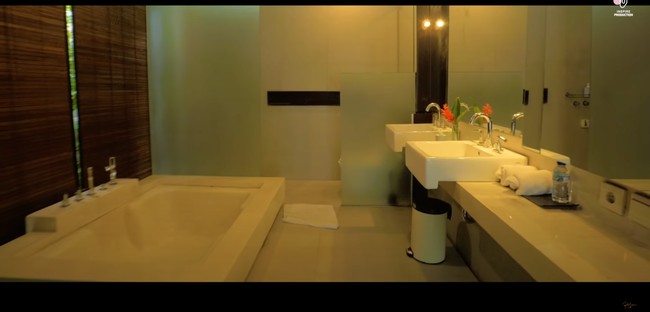 Di dekat kamar tidurnya terdapat kamar mandi yang tak kalah nyaman. Kamar mandi tersebut tampak dilengkapi dengan sebuah kaca berukuran cukup besar, dua buah wastafel, dan sebuah bathtub. Foto: YouTube/Rossa Official