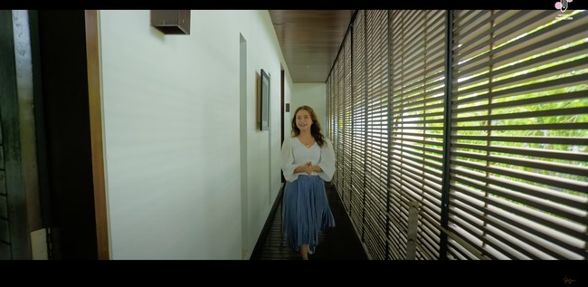 Penampakan lorong di lantai 2 villanya. Tak terlalu besar, lorong tersebut menjadi akses untuk ke 2 kamar tamu. Foto: YouTube/Rossa Official