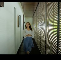 Penampakan lorong di lantai 2 villanya. Tak terlalu besar, lorong tersebut menjadi akses untuk ke 2 kamar tamu. Foto: YouTube/Rossa Official