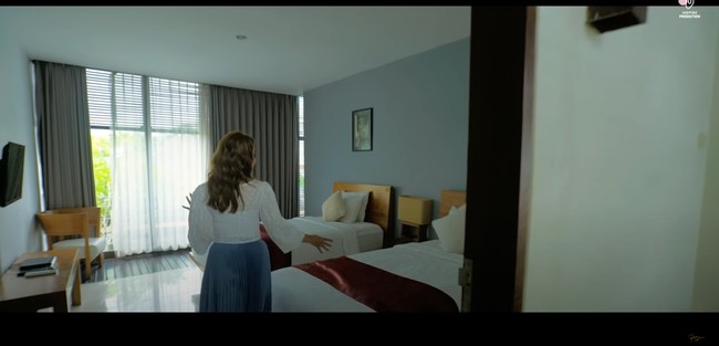 Kamar tamunya yang pertama dilengkapi dengan 2 buah kasur berukuran single dan juga televisi. Hampir sama dengan kamar tamu yang kedua, hanya saja yang satunya memiliki sebuah kasur berukuran double. Foto: YouTube/Rossa Official