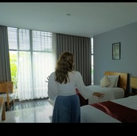 Kamar tamunya yang pertama dilengkapi dengan 2 buah kasur berukuran single dan juga televisi. Hampir sama dengan kamar tamu yang kedua, hanya saja yang satunya memiliki sebuah kasur berukuran double. Foto: YouTube/Rossa Official