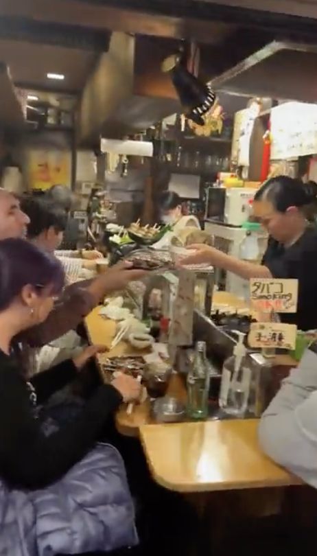 Viral Gang Kuliner Super Sempit di Jepang Berisi 70 Penjual Makanan