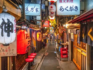Viral Gang Kuliner Super Sempit di Jepang Berisi 70 Penjual Makanan