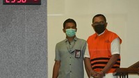 Sahat Tua P Simandjuntak terkena OTT KPK dalam kasus suap dalam pengelolaan dana hibah provinsi Jawa Timur. 