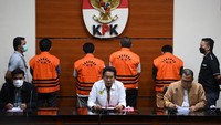 Dari hasil kegiatan tangkap tangan 14 Desember di Jawa Timur itu, KPK menetapkan dan menahan 4 tersangka yaitu Wakil Ketua DPRD Jawa Timur Sahat Tua P Simandjuntak, Staf Ahli Rusdi, Kepala Desa Jelgung Abdul Hamid, dan Koordinator Lapangan Pokmas Ilham Wahyudi terkait dugaan tindak pidana korupsi berupa suap dalam pengelolaan dana hibah provinsi Jawa Timur.