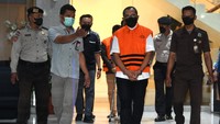 Petugas membawa Wakil Ketua DPRD Provinsi Jawa Timur 2019-2024 Sahat Tua P Simandjuntak (ketiga kanan) selaku tersangka untuk dihadirkan dalam konferensi pers di Gedung Merah Putih KPK, Jakarta Selatan, Kamis (15/12/2022).