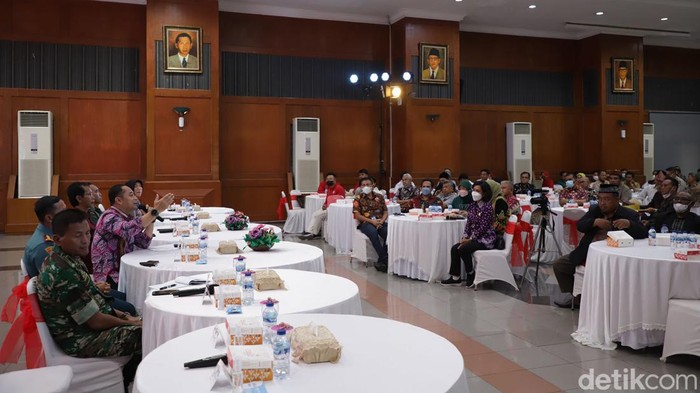 Wali Kota Surabaya Eri Cahyadi bertemu warga