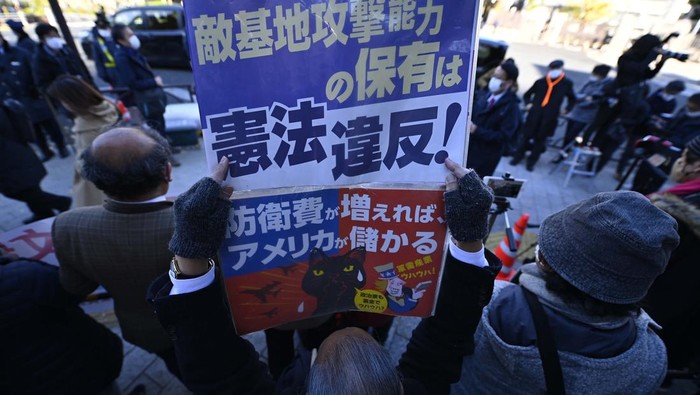 Warga Jepang Protes Kenaikan Pajak Demonstrators hold a protest near government offices in the Nagatacho area of Tokyo on December 16, 2022, as the prime minister's cabinet looks to approve a defence security package. - Japan's government was poised to approve a major defence policy overhaul on December 16, including a significant spending hike, as it warns China poses the