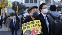 Masyarakat Jepang memprotes meroketnya harga barang dan jasa akibat hantaman inflasi negara itu.