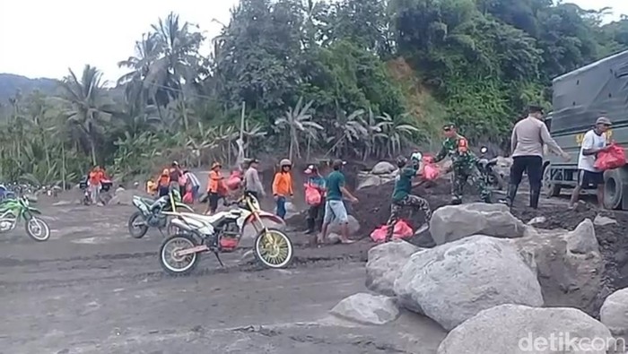 warga lumajang terisolasi saat banjir lahar gunung semeru