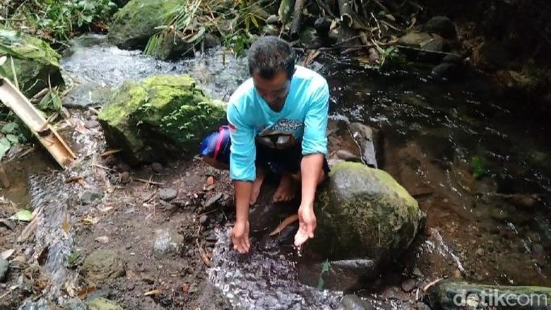Warga menunjukkan titik air hangat di Sungai Cingenge Majalengka. Warga menunjukkan titik air hangat di Sungai Cingenge Majalengka.