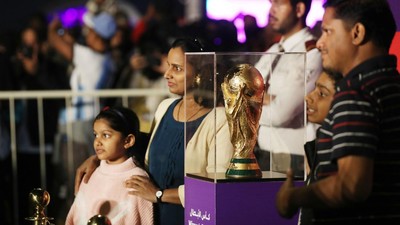 Antusiasme Warga Qatar Foto Bareng Trofi Piala Dunia 2022