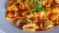 Kenyalnya cumi paling enak dipadukan dengan saus tiram pedas. Aromanya juga harum sehingga bikin selera makan bertambah. Ini dia resepnya. Foto: iStock