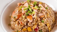 Di beberapa warung dan restoran seafood, ada menu nasi goreng seafood yang nikmatnya bikin kangen. Coba bikin sendiri yuk pakai resep ini. Foto: iStock