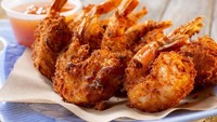 Jika bosan udang goreng tepung, coba bikin udang goreng berbalut kelapa yang gurih renyah ini. Makannya pakai saus cabe atau mayones. Begini cara bikinnya. Foto: iStock