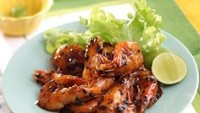 Manis kenyalnya daging udang segar juga cocok diolah bersama bumbu lada hitam. Rasa pedasnya tak kalah enak dan menggigit. Ini bahan dan cara buatnya. Foto: detikfood
