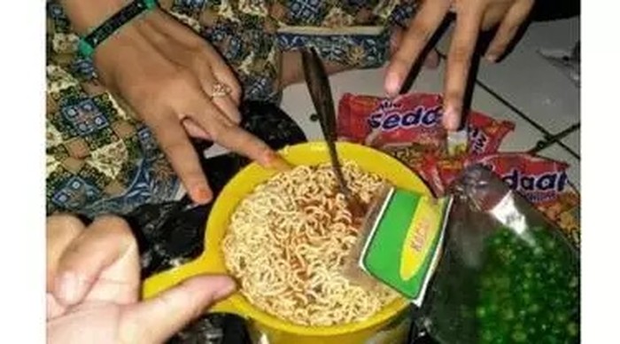 5 Cara Nyeleneh Makan Mie ala Netizen Ini Bikin Elus Dada