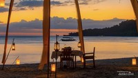 Suasana makan malam romantis di pinggir laut (Dok Amanwana)