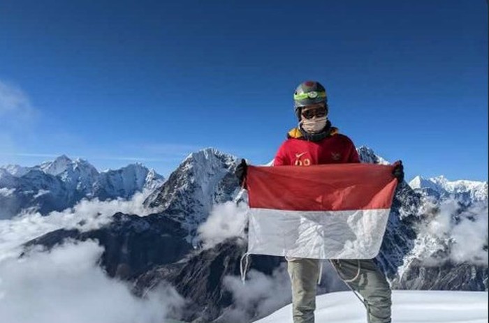 Andika Kusuma Wardhana, pendaki Indonesia yang sampai di Puncak Everest. Fotonya diakui oleh Mamet Isa, pendaki lain.