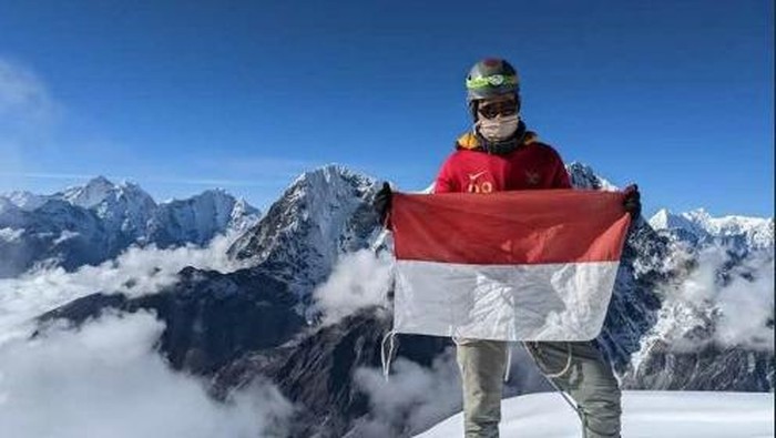 Andika Kusuma Wardhana, pendaki Indonesia yang sampai di Puncak Everest. Fotonya diakui oleh Mamet Isa, pendaki lain.