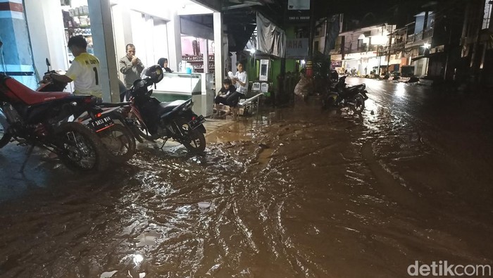 Banjir bandang melanda Kecamatan Sukanagara Kabupaten Cianjur, Jawa Barat. Banjir tersebut menerjang lima desa, ratusan rumah warga terendam air.