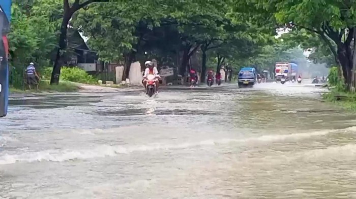 Banjir di wilayah Kecamatan Batangan, Kabupaten Pati juga melanda jalan Pantura Pati-Rembang. Ketinggian air mencapai 30 sentimeter.