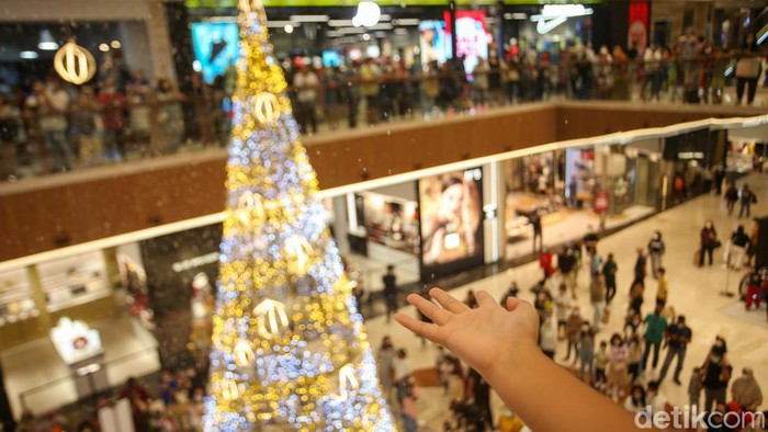 Brrr.. Sensasi Main βHujan Saljuβ di Pusat Perbelanjaan Jakarta Pengunjung beraktivitas di Pondok Indah Mall 3, Jakarta, Sabtu (17/12/2022).