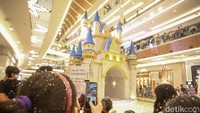 Para pengunjung lantas mengabadikan hujan salju tersebut menggunakan smart phone nya.
