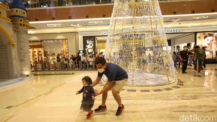 Pengunjung beraktivitas di Pondok Indah Mall 3, Jakarta, Sabtu (17/12/2022).