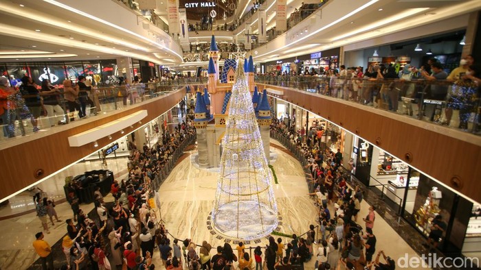 Pengunjung beraktivitas di Pondok Indah Mall 3, Jakarta, Sabtu (17/12/2022).