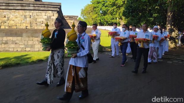 Sebanyak 500 peserta Pabbajja Samanera Sementara mengikuti pradaksina di Candi Borobudur.