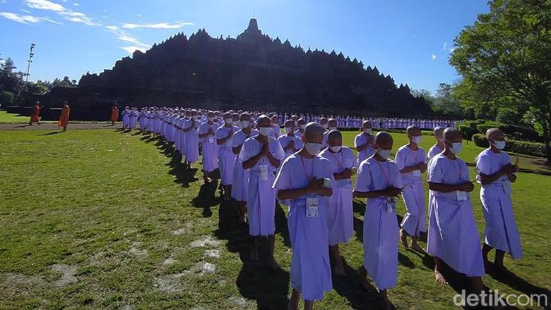 buddha Sebanyak 500 peserta Pabbajja Samanera Sementara mengikuti pradaksina di Candi Borobudur.