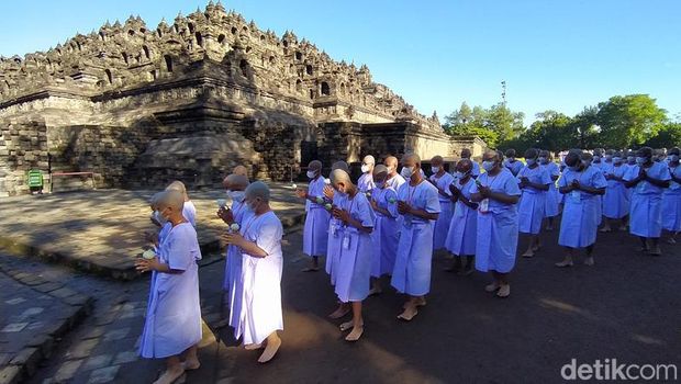 Sebanyak 500 peserta Pabbajja Samanera Sementara mengikuti pradaksina di Candi Borobudur.