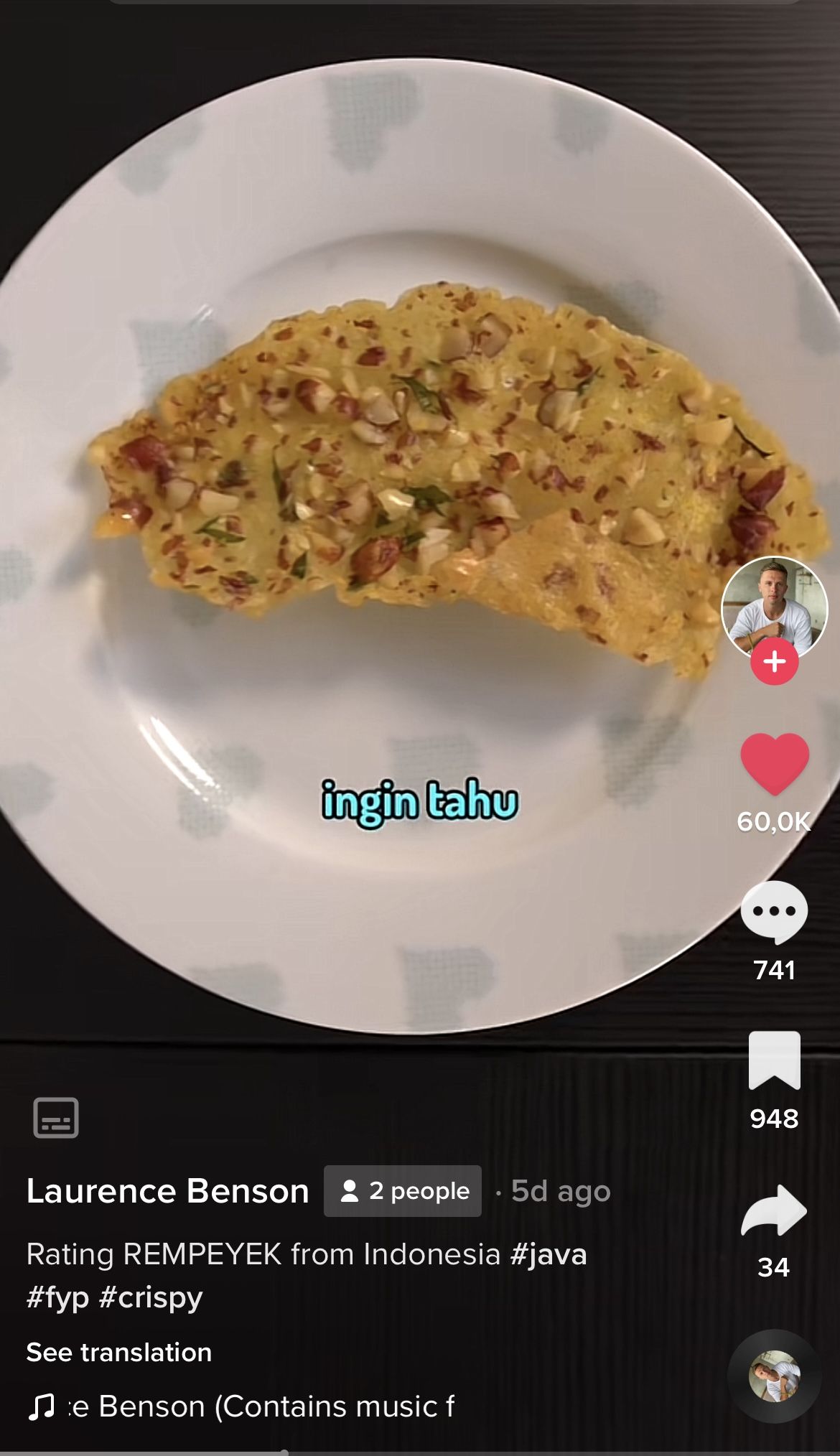 Bule Pertama Kali Cicip Rempeyek, Sebut Rasanya Mirip Makanan Barat Ini