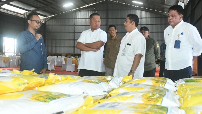 Wakil Ketua Komisi IV DPR RI Rusdi Masse Mappasessu (RMS) memimpin sidak di Bulog Pinrang.
