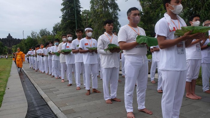 Bikkhu mencukur rambut calon Samanera (bikkhu Kecil) saat ritual potong rambut dalam rangkaian upacara Pabbajja Samanera di marga utama kompleks Taman Wisata Candi (TWC) Borobudur, Magelang, Jawa Tengah, Jumat (16/12/2022). Kegiatan yang diikuti oleh ratusan peserta tersebut merupakan bentuk pengenalan kehidupan monastik atau kerahiban, sekaligus pelatihan moral dan spiritual dalam Agama Buddha. ANTARA FOTO/Anis Efizudin/foc.
