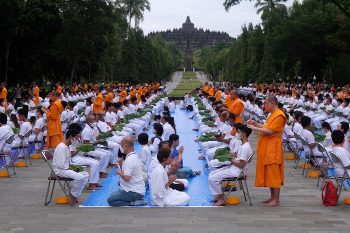 Bikkhu mencukur rambut calon Samanera (bikkhu Kecil) saat ritual potong rambut dalam rangkaian upacara Pabbajja Samanera di marga utama kompleks Taman Wisata Candi (TWC) Borobudur, Magelang, Jawa Tengah, Jumat (16/12/2022). Kegiatan yang diikuti oleh ratusan peserta tersebut merupakan bentuk pengenalan kehidupan monastik atau kerahiban, sekaligus pelatihan moral dan spiritual dalam Agama Buddha. ANTARA FOTO/Anis Efizudin/foc.
