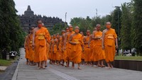 Selain itu upacara ini sekaligus menjadi pelatihan moral dan spiritual dalam Agama Buddha.
