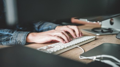 Ilustrasi membuat cover letter.