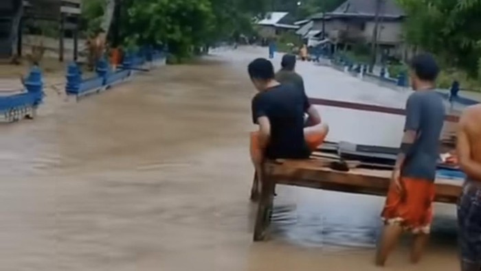 Dampak banjir membuat akses jalan menuju beberapa desa di Pinrang terhalang.