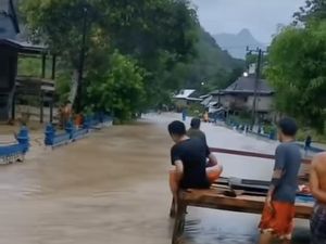 Detik-detik Longsor-Banjir Bandang Hantam Pinrang