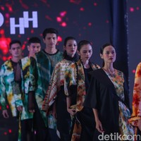 Para pengunjung juga dapat langsung melihat peragaan busana ini tanpa dipungut biaya.