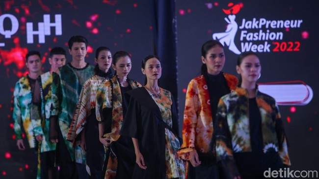 Para pengunjung juga dapat langsung melihat peragaan busana ini tanpa dipungut biaya.