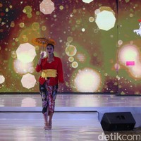 Nampak busana batik hingga kebaya dapat dinikmati dengan adanya peragaan busana. 