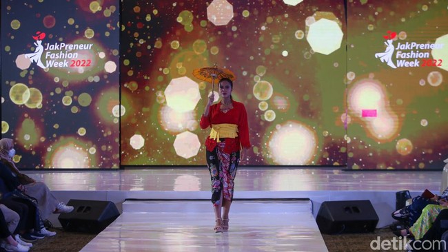 Nampak busana batik hingga kebaya dapat dinikmati dengan adanya peragaan busana. 