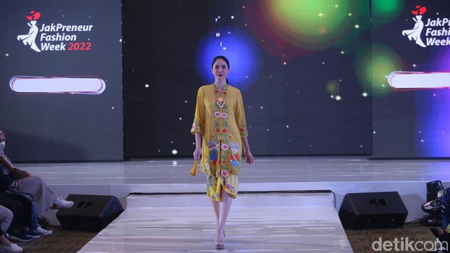 Busana yang diperagakan ini merupakan karya dari designer dalam negeri lho.