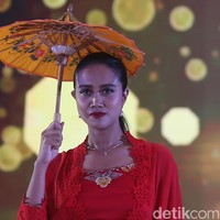 Model memperagakan busana dalam acara Jakpreneur Fashion Week 2022 di Jakarta Convention Centre, Senayan, Sabtu (17/12/2022). 