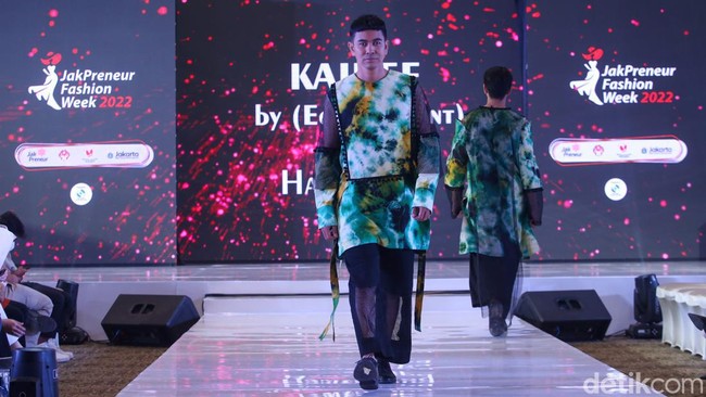 Selain peragaan busana acara ini juga menampilkan produk-produk unggulan dari 200 pelaku UMKM binaan atau Jakpreneur.